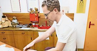 Hohes Pensum. &laquo;Die Arbeitsbelastung ist hoch&raquo;, so Kinderarzt und Chefarzt der P&auml;diatrie im Spital Visp, Simon Fluri.