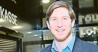 Vor der Lonza Arena. Fernando Heynen will nicht mehr nur auf dem Eis Angriffe abwehren.Foto Mengis Media