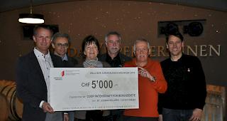 Scheck&uuml;bergabe. Von links: Georg Bregy, Adjunkt der Dienststelle f&uuml;r Landwirtschaft, Bruno Cabernard und Irene Kaufmann von der Coop Patenschaft f&uuml;r Berggebiete, sowie Markus Burgener, Philipp Bittel und Michael Hock von der St. Jodern Kellerei.