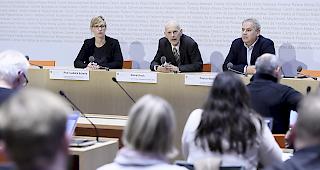 Daniel Koch, Leiter Abteilung &uuml;bertragbare Krankheiten BAG, spricht an der Seite von Prof. Isabella Eckerle, Leiterin Zentrum f&uuml;r Viruserkrankungen, Universit&auml;tsspital Genf, und Patrick Mathys, Leiter Sektion Krisenbew&auml;ltigung und internationale Zusammenarbeit BAG, w&auml;hrend einer Medienkonferenz &uuml;ber die Situation des neuen Coronavirus im Medienzentrum Bundeshaus in Bern. (v.l.)