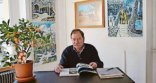 Arno Wintermantel in seiner ehemaligen Praxis in Stalden. An den W&auml;nden h&auml;ngen einige seiner Bilder.