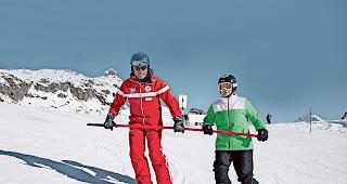 Vertrauenssache. Skilehrer Heinz In-Albon und seine 81-jährige Schülerin Ursula Sass kurven vorsichtig einen der Übungshänge auf der Bettmeralp hinunter.