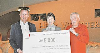 Agrarpreis &laquo;weitergeleitet&raquo;. Georg Bregy (Dienststelle f&uuml;r Landwirtschaft), Irene Kaufmann (Coop Patenschaft  f&uuml;r Berggebiete) und Philipp Bittel (St. Jodern Kellerei), von links.Foto mengis media