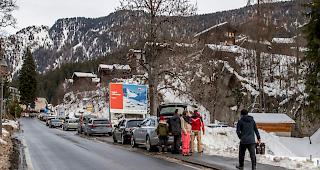 Damit im Februar das Skivergn&uuml;gen in Blatten nicht durch ein prek&auml;res Parkplatzangebot getr&uuml;bt wird, verkehren die Postautos an den Wochenenden kostenlos.