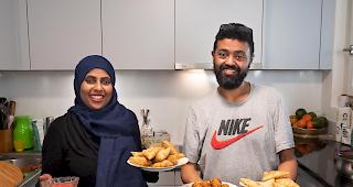 Eingespieltes Team. Ali Ahmed Abdulwahab und seine Frau Hussen Dahir Shamso pr&auml;sentieren mit Sambusa und Baajiya an Shatta eine fritierte Spezialit&auml;t der somalischen K&uuml;che.
