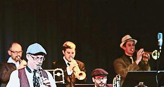 Treues Publikum. Bandleader Alex R&uuml;edi (links): &laquo;Wir haben uns ein Stammpublikum erarbeitet &ndash; und das soll uns ja treu bleiben.&raquo;Foto Soblue Weina