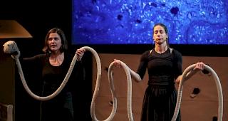 Jennifer Skolovski und Carina Pousaz (von links) mit dem «Superwurm».