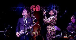 Curtis Stigers freut sich bereits besonders
auf seinen Auftritt im Wallis: &laquo;Es wird toll, mit den fantastischen Musikern von Ronnie Scott&rsquo;s zu spielen,
aber auch all die anderen Musiker wie Glen Hansard oder Richard Marx zu treffen.&raquo;