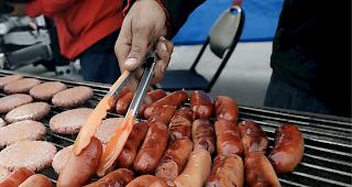 Ein Indoor-Grillfest in Leibstadt hat am Samstagabend f&uuml;r acht anwesende Personen b&ouml;se Folgen gehabt. Sie mussten mit Rauchvergiftungen ins Spital gebracht werden.