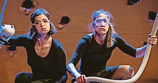 Interaktiv. Mit dem &laquo;Superwurm&raquo; animierten Jennifer Skolovski und Carina Pousaz (von links) ab drei Jahren zum Mitmachen.Foto mengis media / Alain Amherd