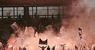 Kontrollen versch&auml;rfen. Der Kanton Wallis r&uuml;ckt vom &laquo;Good-Hosting-Konzept&raquo; ab und will Fans im Tourbillon im Kop Nord und im G&auml;stesektor wieder strenger kontrollieren.Symbolbild Christian Galley