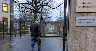 Ein Mann betritt den Hof des Gerichtes f&uuml;r Strafsachen in Basel. Das Strafgericht verhandelt nach Ausschreitungen zwischen gewaltt&auml;tigen Fans und der Polizei nach dem Fussballspiel FCB-FCZ vom 10. April 2016.