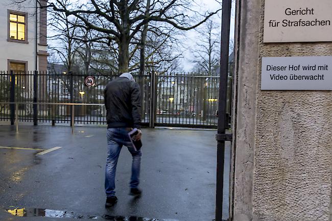 Ein Mann betritt den Hof des Gerichtes für Strafsachen in Basel. Das Strafgericht verhandelt nach Ausschreitungen zwischen gewalttätigen Fans und der Polizei nach dem Fussballspiel FCB-FCZ vom 10. April 2016.