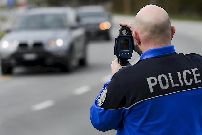 Das öffentliche Warnen vor Polizeikontrollen und Radarkästen im Strassenverkehr ist seit 2013 verboten.