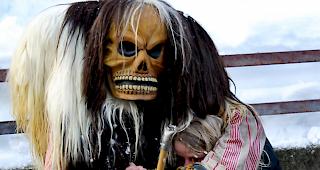 Eine Tsch&auml;gg&auml;tta &laquo;knuddelt&raquo; eine Besucherin des Tsch&auml;gg&auml;ttu-Loifs.