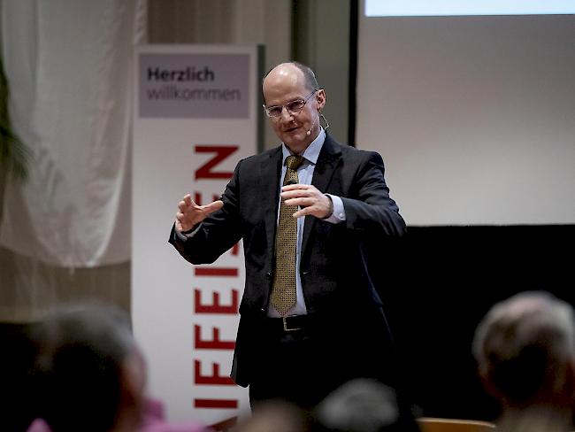 Dr. Stefan Kull während seinen Ausführungen am Dienstagabend in Fiesch.