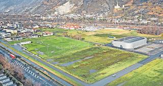 Die Situation. Der Mittelweg f&uuml;hrt direkt von der Eishalle nach Westen zum Dorf (Bildmitte), die Kanalstrasse f&uuml;hrt entlang des Grossgrundkanals. Diese beiden Strassen sollen als Zufahrtswege zur Eishalle gesperrt werden. Bleibt noch die Kantonsstrasse (links). Dort befindet sich von Westen kommend nur eine sehr kleine Einspurstrecke. Und wer von der Eishalle kommend auf die Kantonsstrasse nach Westen einbiegen will, muss sofort schnell beschleunigen, weil gar kein Beschleunigungsstreifen vorhanden ist (Bild Mitte unten). Foto mengis media/Alain Amherd