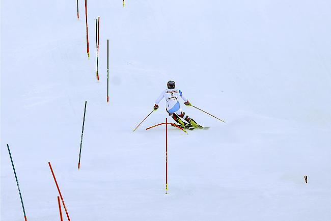 Daniel Yule scheidet im zweiten Lauf in Chamonix aus und verpasst seinen fünften Erfolg im Weltcup.