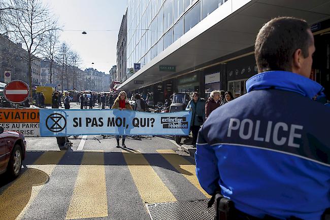 Bilder von der Blockade am Samstagmittag in Genf.