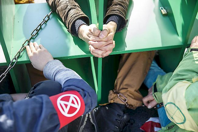 Bilder von der Blockade am Samstagmittag in Genf.