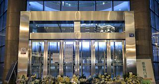 Ein Brief wurde von zehn Professoren aus Wuhan ver&ouml;ffentlicht. Sie betonten, der Einsatz des am Coronavirus gestorbenen Augenarztes Li Wenliang habe den "Interessen des Landes und der Gesellschaft" gedient.