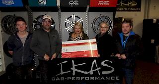 Das IKAS Pneuhaus und Autocenter Visp/Naters &uuml;bergab der Stiftung Nachbar in Not am Dienstagmorgen einen Scheck in H&ouml;he von 2200 Franken.