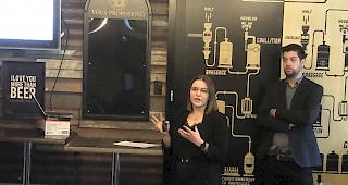 C&eacute;lia Roh und S&eacute;bastien Blanchard informierten in der Brasserie Sion &uuml;ber die Ergebnisse der Testkaukampagne 2019.