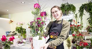 <b>Schon Frühling.</b> Sinja Gruber ist in ihrem dritten und letzten Lehrjahr beim «Blüemuparadies Weissen» in Visp.