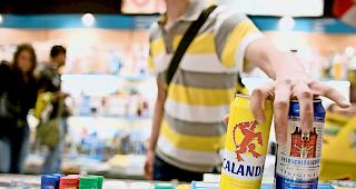 Jugendschutz. Nur in 60 Prozent der F&auml;lle wurden die Jugendlichen nach ihrem Ausweis gefragt. (Symbolbild)