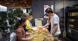 <b>Impressionen.</b> Rund 1700 Oberwalliser OS-Schüler entdeckten die Berufe des Bäckers, …