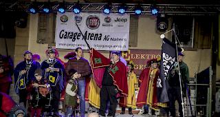 Fürstgraf Jozzelin XI. erhielt das Schwert von Gemeinderat Pascal Salzmann überreicht.