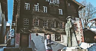 Bald wieder offen. Klaus Leuenberger vor dem &laquo;St. Georg&raquo; in Ernen.Foto mengis media/Alain Amherd