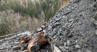 Gemäss Edy Abgottspon, zuständiger Strassenmeister für den Streckenabschnitt, verschütteten rund 200 Kubikmeter Schutt die Strasse zwischen Eischoll und Turtmann am Samstagabend gegen 18 Uhr.