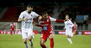 Der FC Sitten (Patrick Luan, rechts, gegen Xamax-Verteidiger Igor Djuric) liess im Abschluss die Effizienz vermissen.