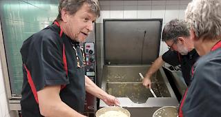 Für die Zubereitung setzte sich die Küchenbrigade von sieben Hobbyköchen ins Zeug.