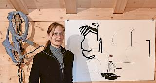 Minimal. Charlotte Mumm im Atelier Kirchenstadel neben einer ihrer Tannzapfen-Zeichnungen: &laquo;Minimal und einfach&raquo;, sagt sie dar&uuml;ber.