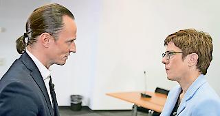 Von Aktualit&auml;t &uuml;berholt. Hier wusste Journalist Arnold noch nichts von Annegret Kramp-Karrenbauers Ank&uuml;ndigung, sich vom Parteivorsitz zur&uuml;ckzuziehen.