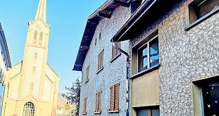 Gute Lage. In diesem Haus mitten in Salgesch verkehrten 2013 &laquo;G&auml;ste&raquo;, die nicht f&uuml;r Ferien im Weindorf weilten.Foto mengis media