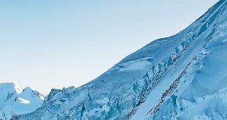 Zerkl&uuml;ftet. Die Talw&auml;rtsbewegung des H&auml;ngegletschers Ost am Weisshorn betr&auml;gt f&uuml;nf bis zehn Zentimeter pro Tag.Foto Geopraevent