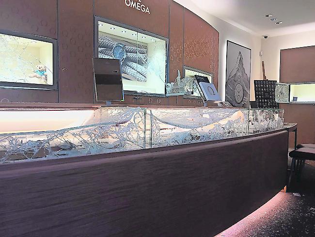 Aufgebrochene Verkaufsvitrinen. Beim Einbruch in die Omega-Boutique an der Zermatter Bahnhofstrasse im Oktober 2017 liess
eine Diebesbande Uhren im Wert von rund 630000 Franken mitlaufen