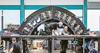 Aufwendiger Abbau. Die Digitaldruckmaschine wird k&uuml;nftig f&uuml;r das deutsche Druckunternehmen CPI im Einsatz sein.