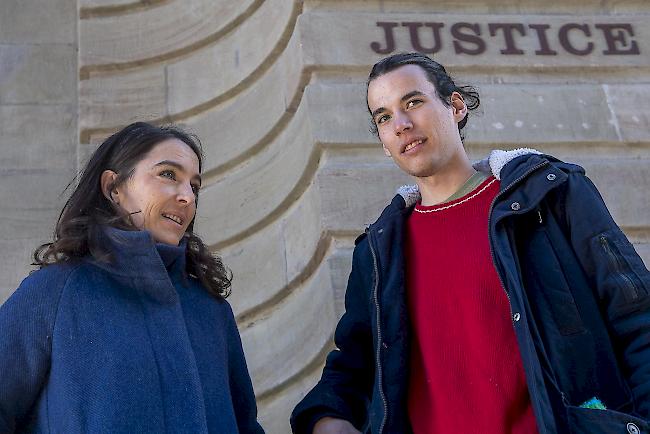 Der beschuldigte Aktivist (rechts), der verurteilt wurde, die Fassade der Credit Suisse beschmutzt zu haben, mit seiner Anwältin Laila Batou.