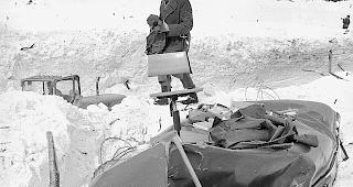 Zerst&ouml;rung. Autos wurden wie Blechdosen zerquetscht. Foto Philippe Schmid, M&eacute;diath&egrave;que Valais&thinsp;-&thinsp;Martigny