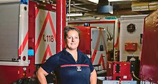 In ihrem Element. Bianca Ballmann vor den Einsatzautos der Feuerwehr Zermatt.Foto mengis media/Alain Amherd