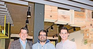 Im Hotel Stockalperhof. VR-Pr&auml;sident Silvan Eyer, Gesch&auml;ftsf&uuml;hrer Giuseppe Catona und der  Kommunikationsverantwortliche Fabio Truffer (von links) freuen sich auf die Er&ouml;ffnung. Foto mengis media