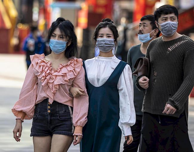 Im Kampf gegen das teils tödlich verlaufende Virus verbietet die Regierung in Peking seit Januar den Chinesen Pauschalreisen und rät von Individualreisen ins Ausland ab.