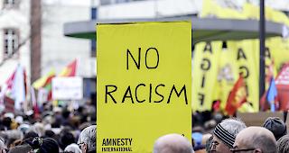 Zahlreiche&nbsp;Menschen sind am Samstag in&nbsp;Hanau&nbsp;gegen Hetze und Menschenverachtung auf die Stra&szlig;e gegangen.