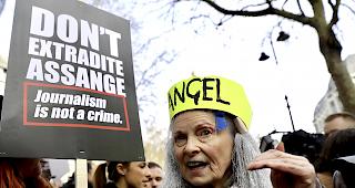 Prominente wie Modedesignerin Vivienne Westwood demonstrieren f&uuml;r Wikileaks-Gr&uuml;nder Assange.