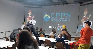 Gleich gehts los. Die Sch&uuml;ler nehmen im Erdbebensimulator Platz.