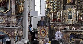 Gerhard Kiechler, Pr&auml;sident der Gemeinde Goms, spricht am Gottesdienst.